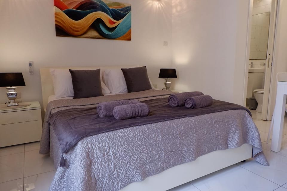 Bed, Bedroom, towels