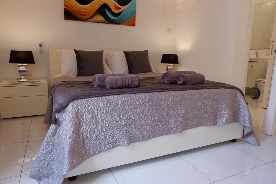 Bed, Bedroom, towels