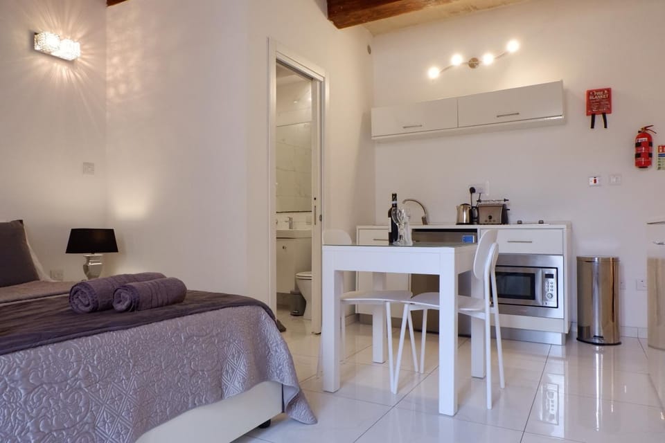 Kitchen or kitchenette, Living room, Seating area, Dining area, minibar, stove, toaster