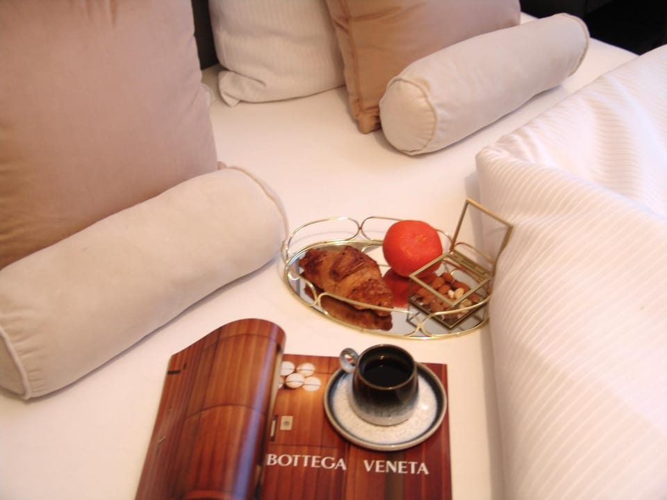 Bed, Coffee/tea facilities, Seating area, Bedroom, Drinks