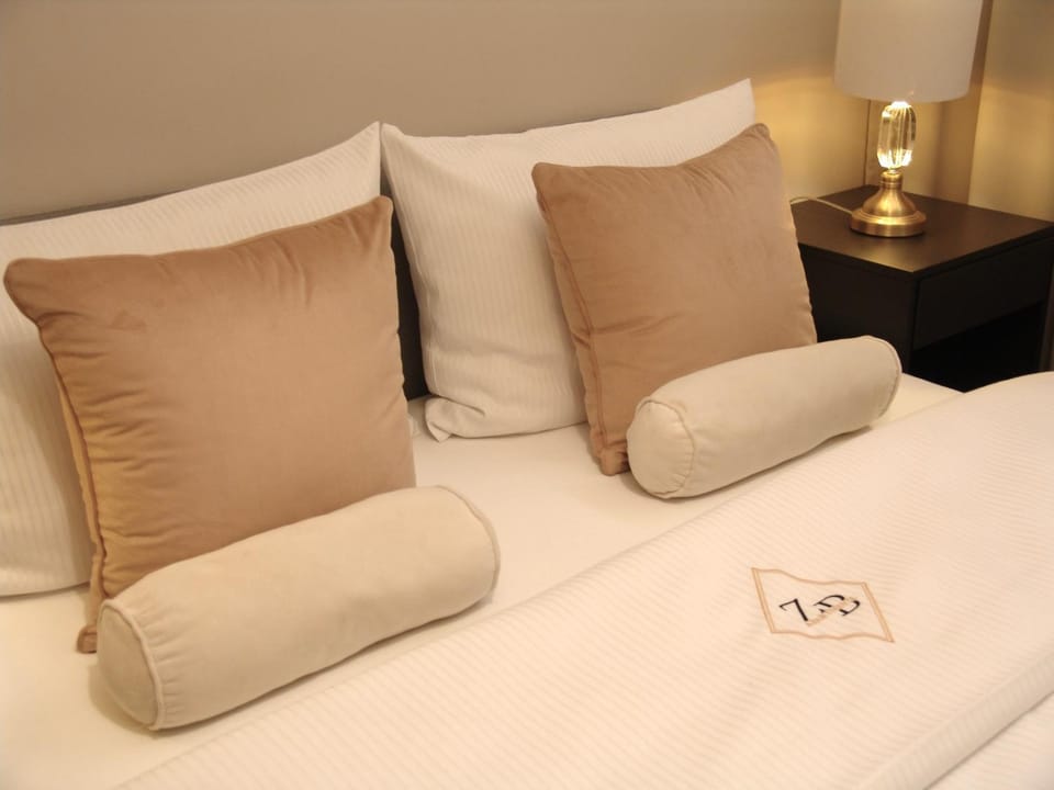 Bed, Photo of the whole room, Seating area, Bedroom
