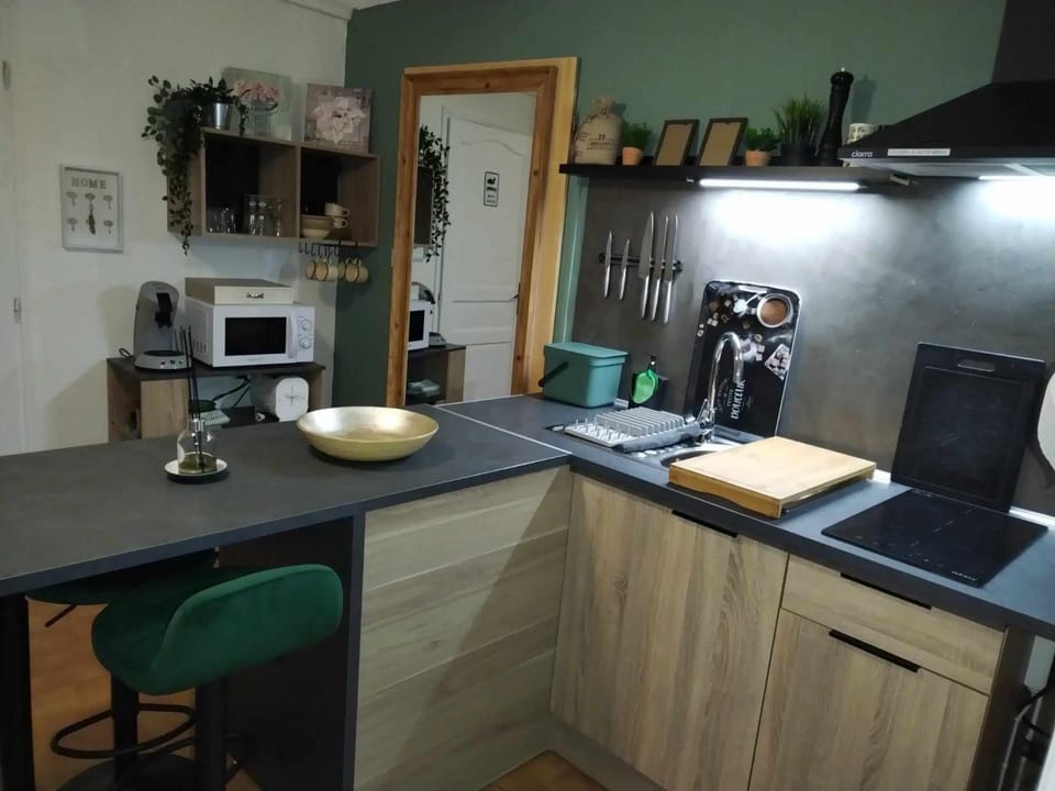 Kitchen or kitchenette, Dining area