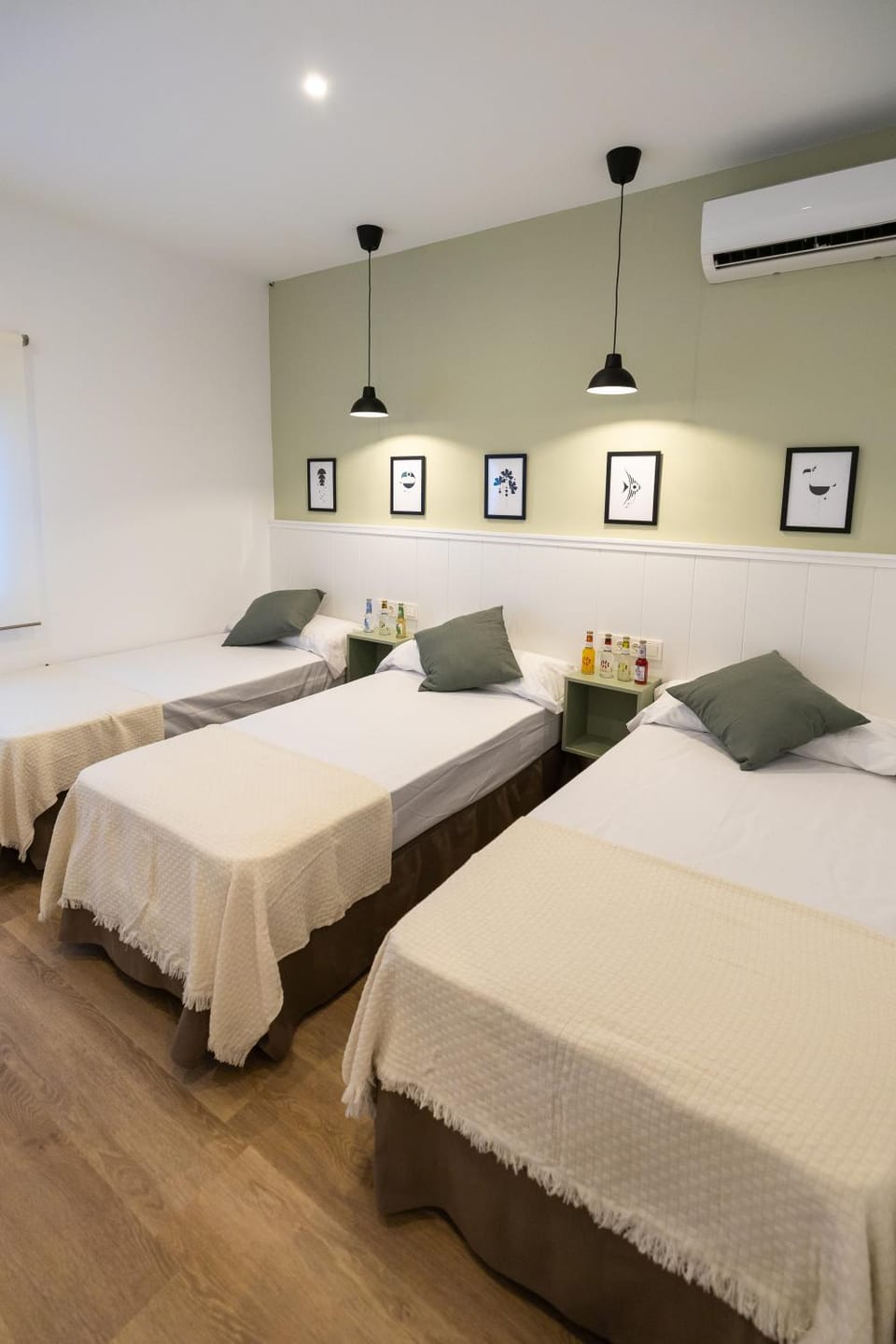 Bed, Photo of the whole room, Bedroom, air conditioner