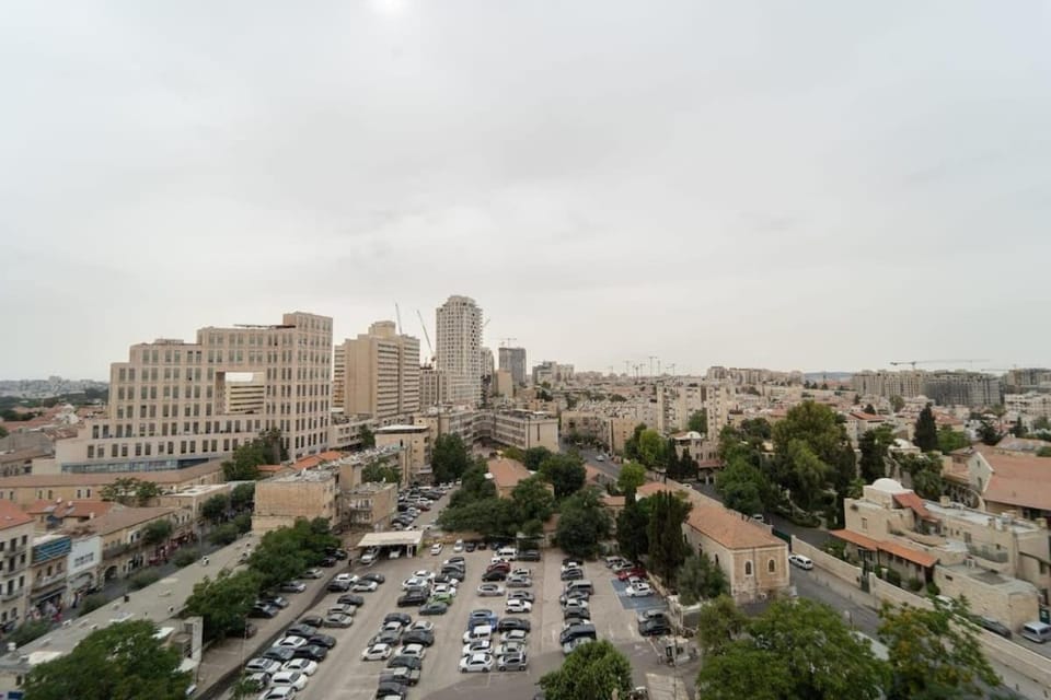 Spacious 1 Bedroom in Savyon View - Isrentals House in Jerusalem