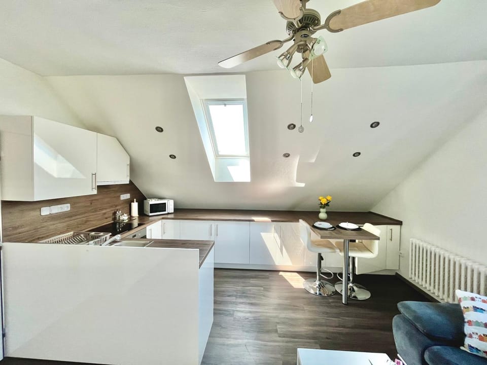 Kitchen or kitchenette, Living room, Seating area, Dining area