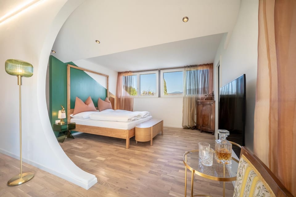 Bed, TV and multimedia, Food and drinks, Photo of the whole room, Bedroom
