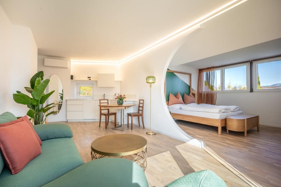 Bed, Living room, Photo of the whole room, Seating area, Dining area, Bedroom