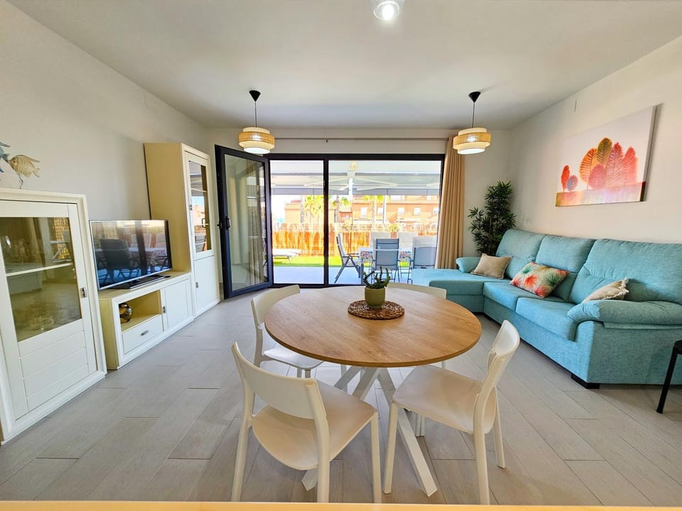 TV and multimedia, Kitchen or kitchenette, Living room, Seating area, Dining area
