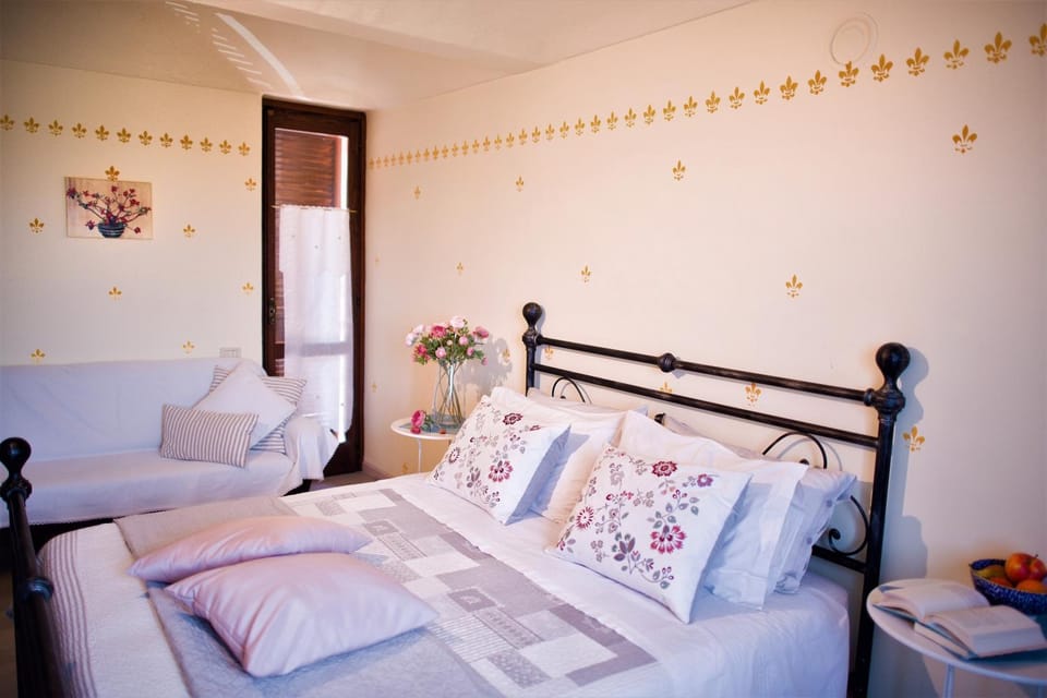 Bed, Photo of the whole room, Decorative detail, Bedroom, Garden view, Mountain view