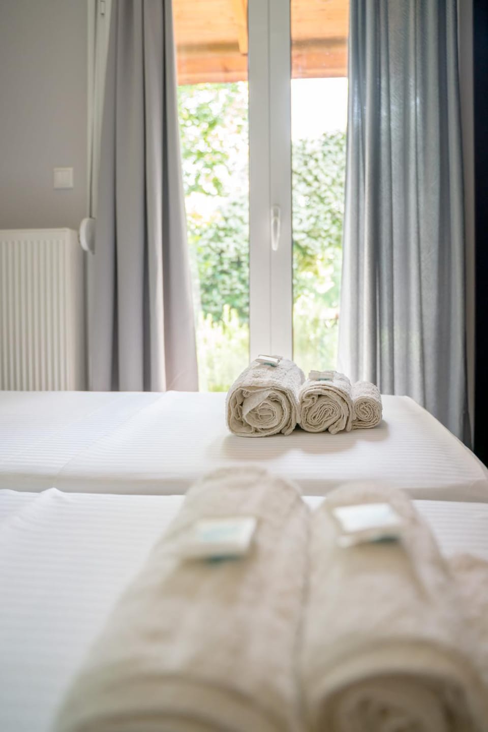Bed, Bedroom, towels