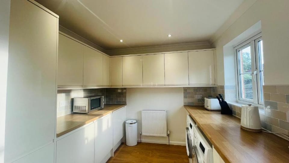 Hana Holiday Home -Large property 5 Bedroom En-Suite Home - Room Booking only Vacation rental in Bangor