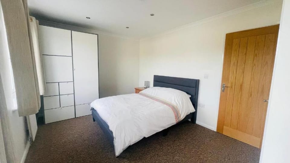 Hana Holiday Home -Large property 5 Bedroom En-Suite Home - Room Booking only Vacation rental in Bangor