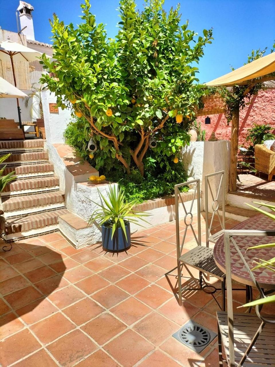 Property building, Patio, Day, Garden, Balcony/Terrace, Garden view
