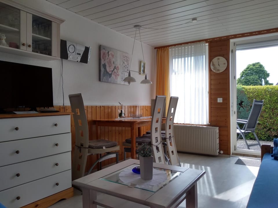 TV and multimedia, Living room, Seating area, Dining area