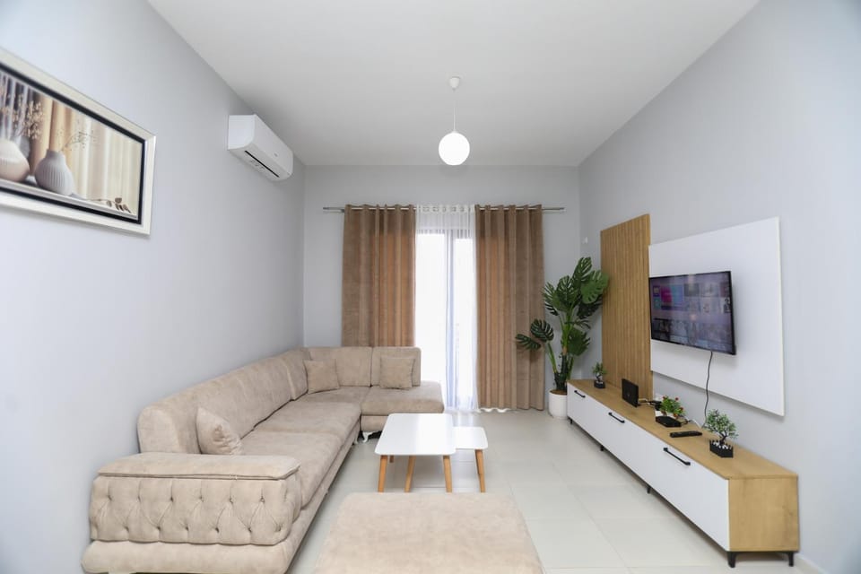 Communal lounge/ TV room, TV and multimedia, Living room, Seating area, air conditioner