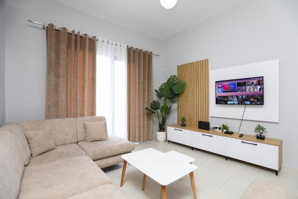 Communal lounge/ TV room, TV and multimedia, Living room, Seating area, Evening entertainment