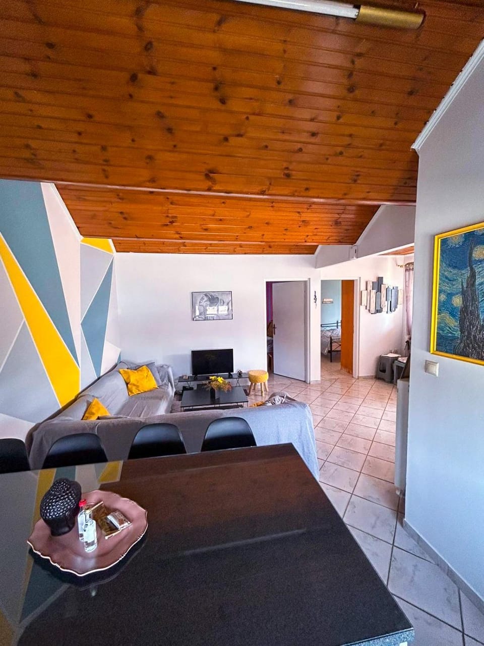 TV and multimedia, Living room, Photo of the whole room, Seating area, Dining area, group of guests, Family, pet friendly