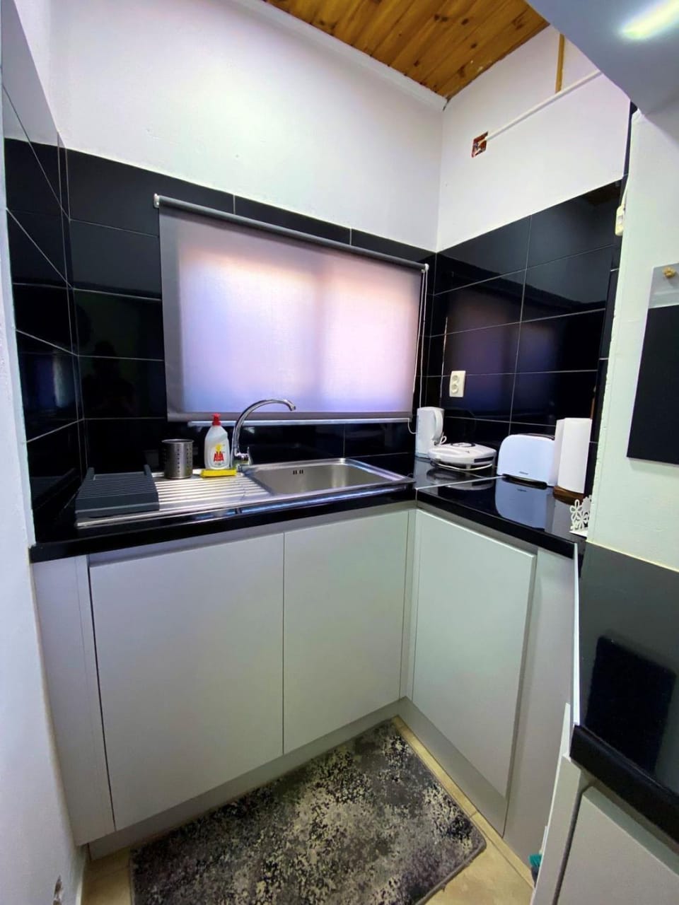 Property building, Kitchen or kitchenette, Decorative detail, Guests, Area and facilities, group of guests, stove