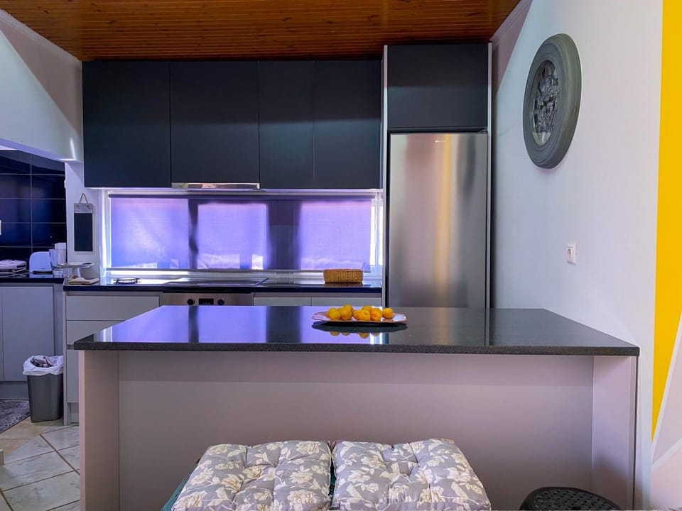 Property building, Kitchen or kitchenette, Decorative detail, On site, Guests, children, young children, older children, group of guests, Family, pet friendly, stove