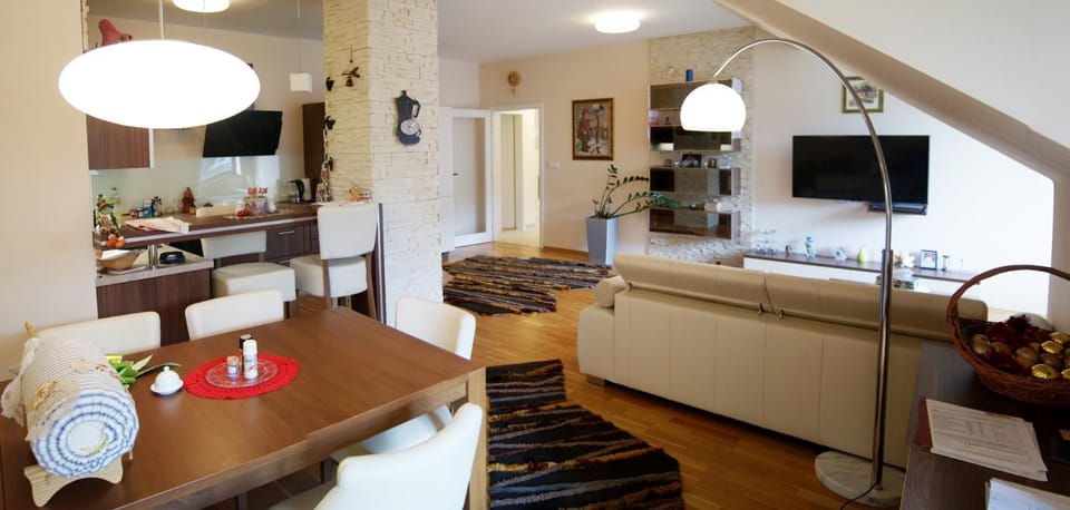 TV and multimedia, Kitchen or kitchenette, Living room, Dining area