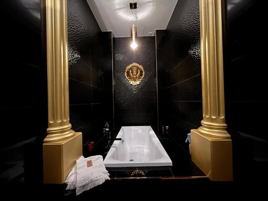Bathroom, towels