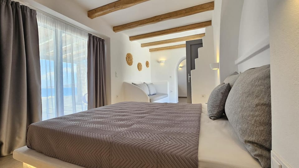 Bed, Seating area, Bedroom