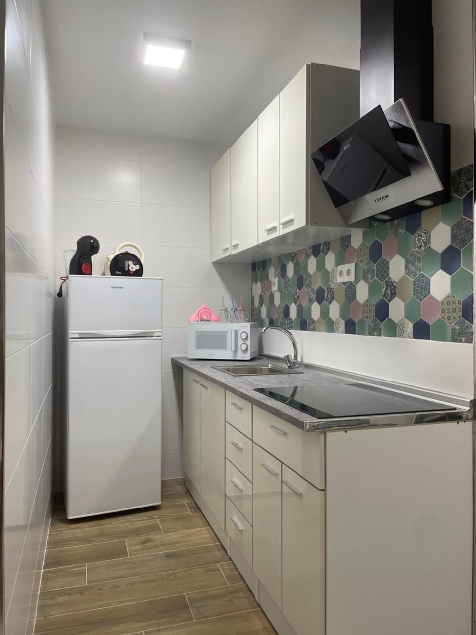 Kitchen or kitchenette, minibar, stove