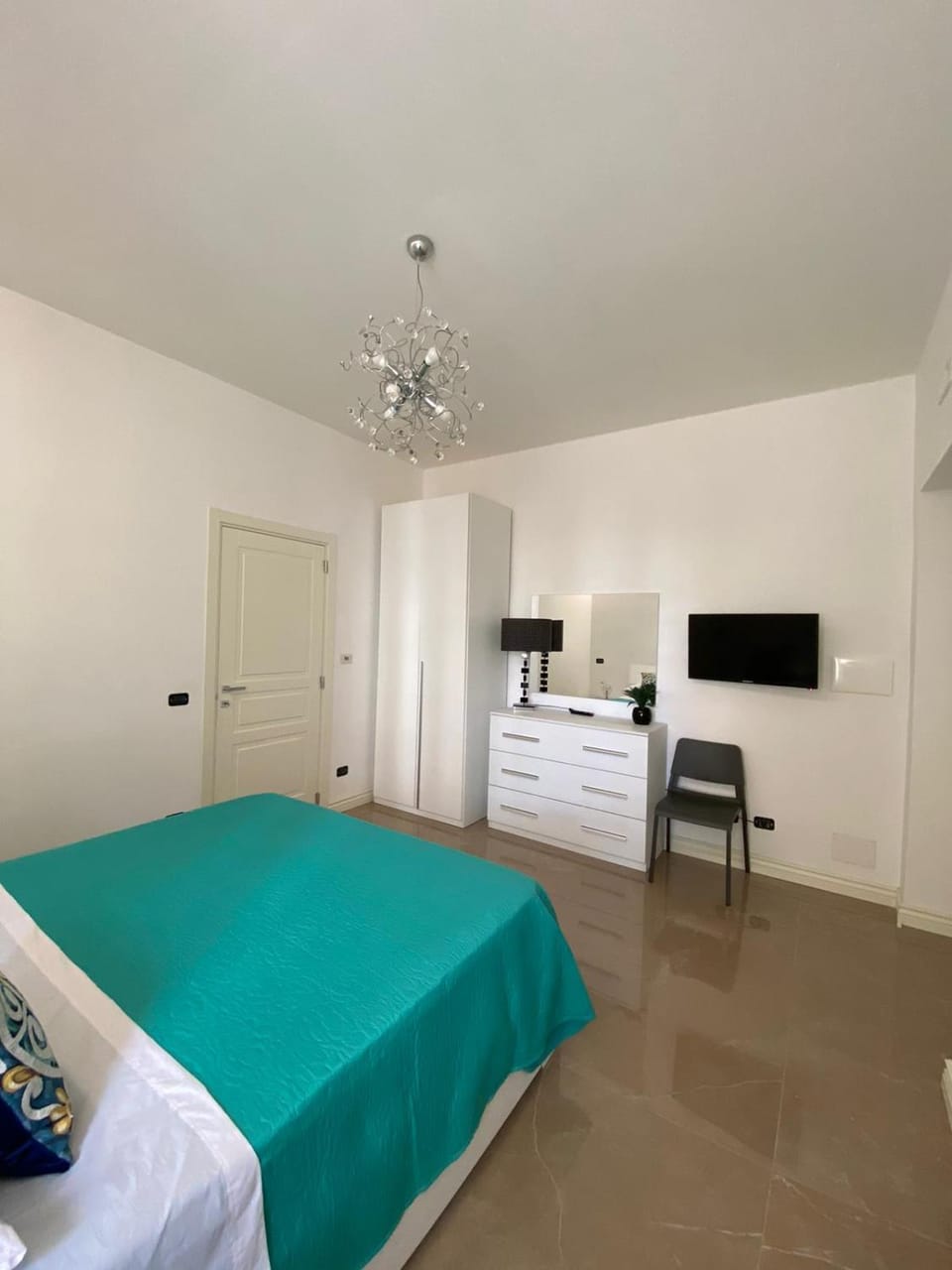 Bed, TV and multimedia, Photo of the whole room, Bedroom, hair dresser