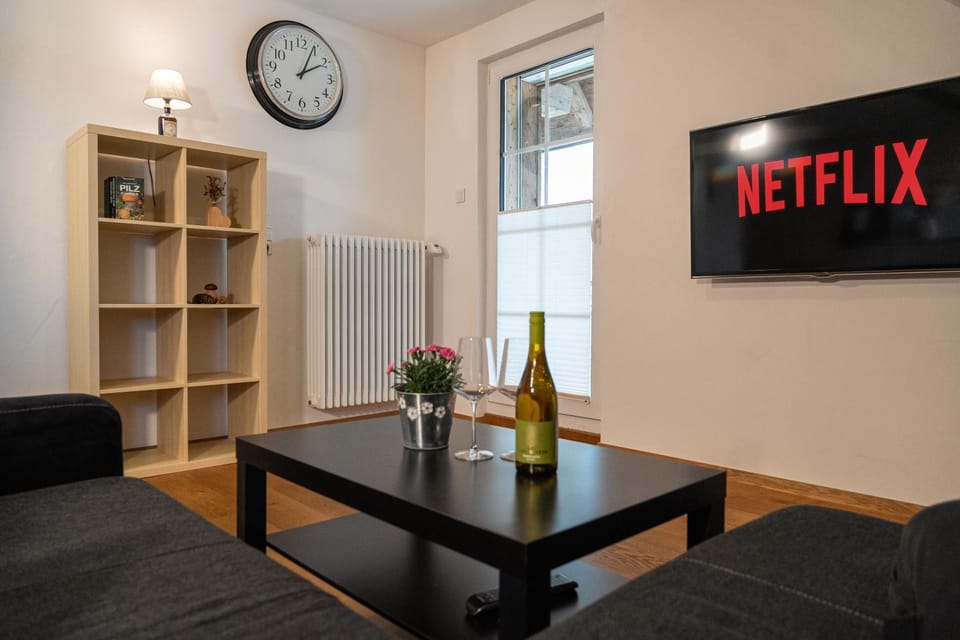 TV and multimedia, Living room, Evening entertainment