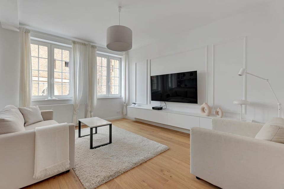 Bed, TV and multimedia, Living room, Seating area, Evening entertainment