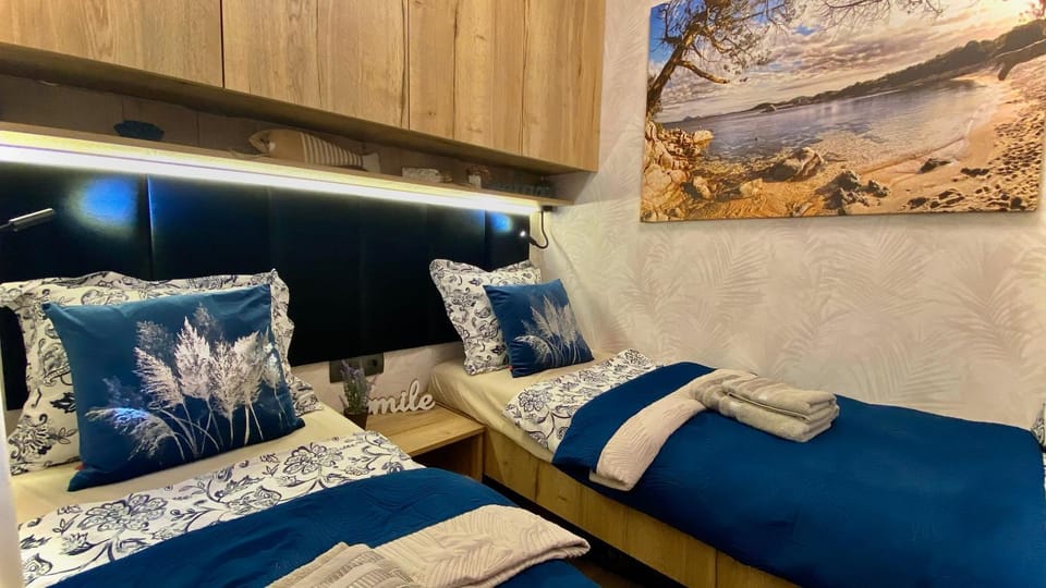 Bed, Photo of the whole room, Bedroom, locker, towels, wardrobe