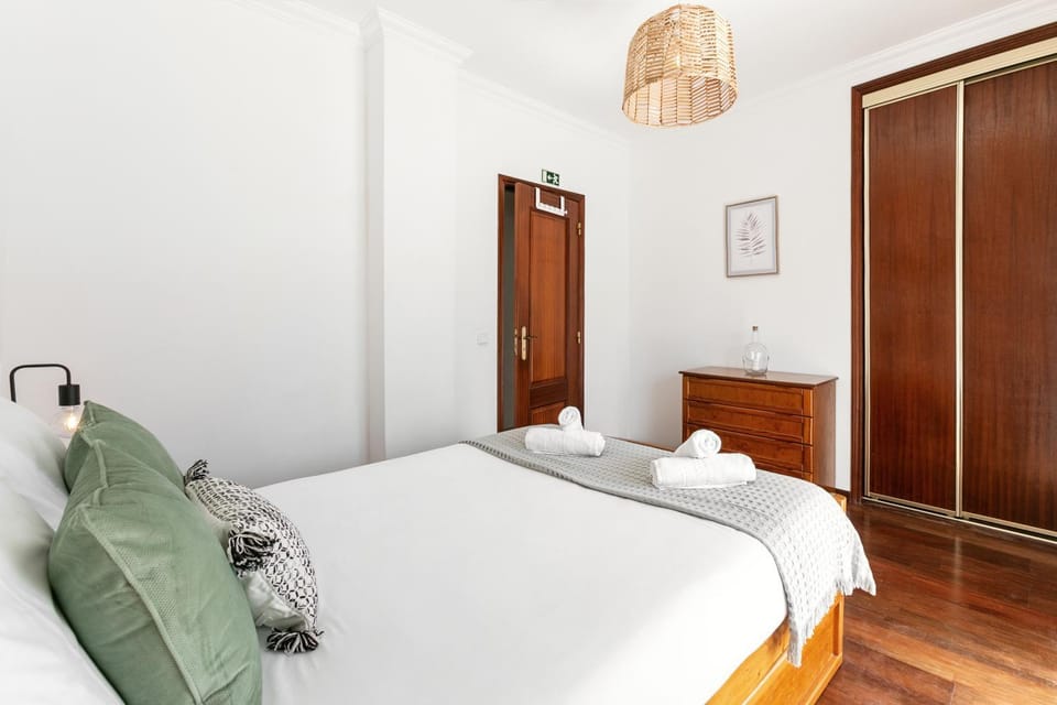 Bed, Photo of the whole room, Decorative detail, Bedroom, towels, wardrobe