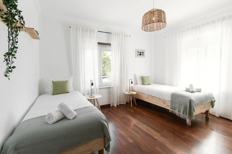 Bed, Photo of the whole room, Decorative detail, Bedroom, towels