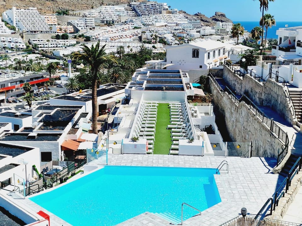 Natural landscape, View (from property/room), Balcony/Terrace, Other, Swimming pool, sunbed