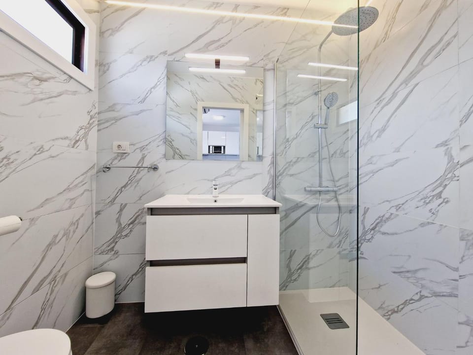 Shower, Toilet