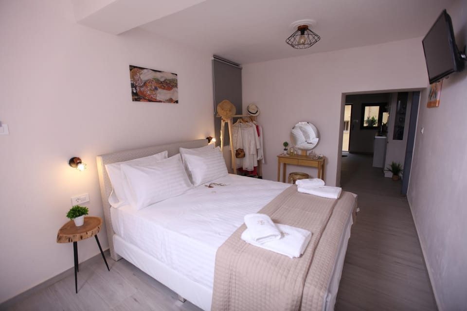 Bed, TV and multimedia, Photo of the whole room, Bedroom, towels
