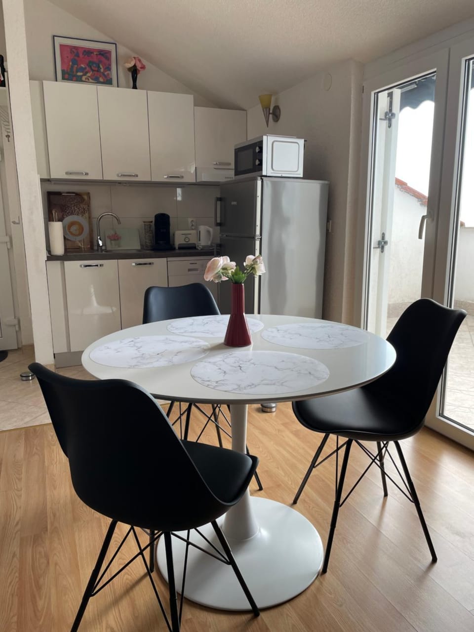 Kitchen or kitchenette, Dining area