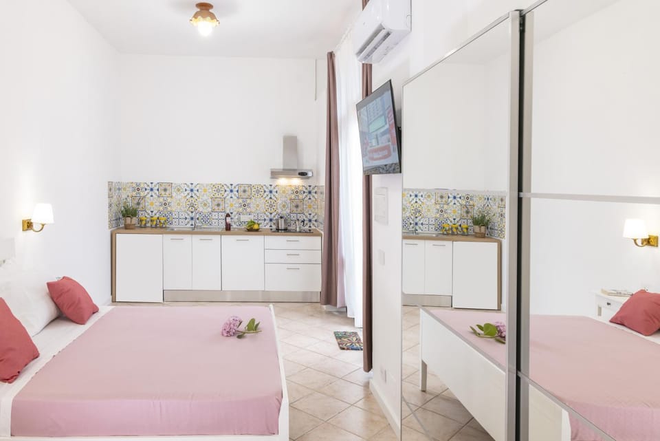 Bed, TV and multimedia, Photo of the whole room, Bedroom, air conditioner