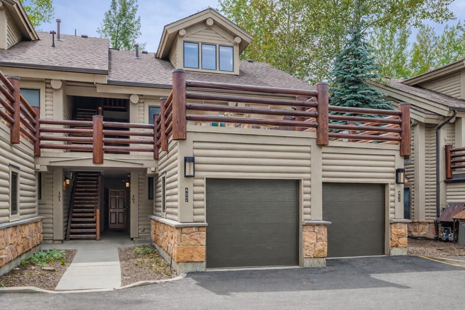 402 Timber Escape at Chapparal! Relaxing Deer Valley Condo with Hot Tub! Close to Skiing & Hiking! condo Apartment in Park City