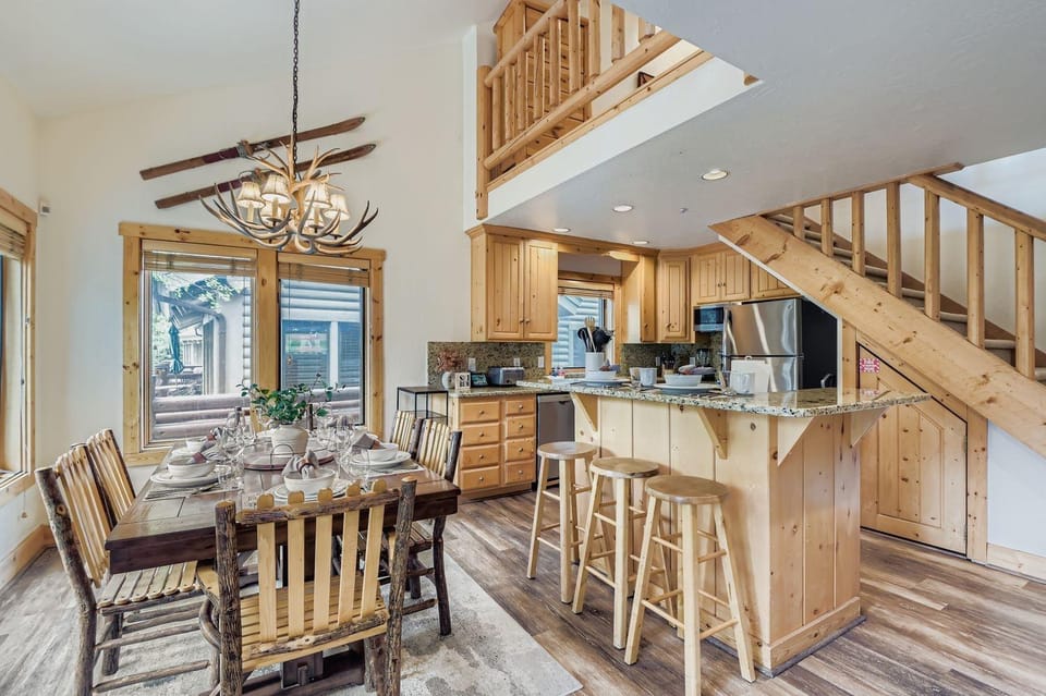 402 Timber Escape at Chapparal! Relaxing Deer Valley Condo with Hot Tub! Close to Skiing & Hiking! condo Apartment in Park City
