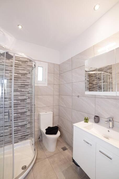 Shower, Toilet, Bathroom, towels