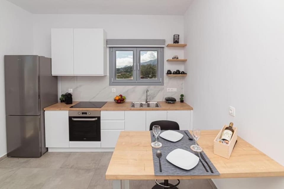 Kitchen or kitchenette, Dining area, oven, stove