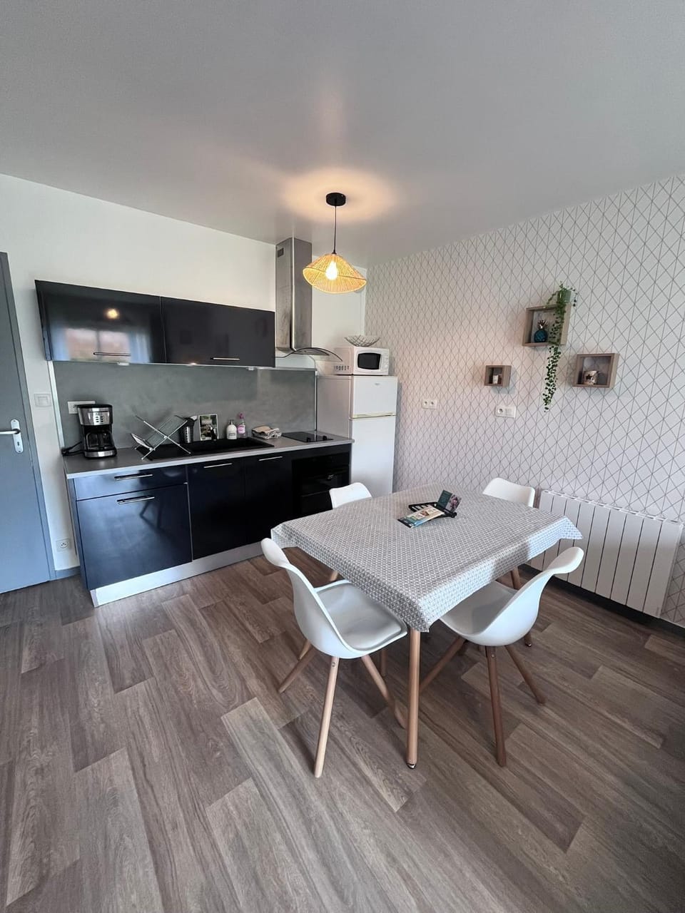 Kitchen or kitchenette, Dining area