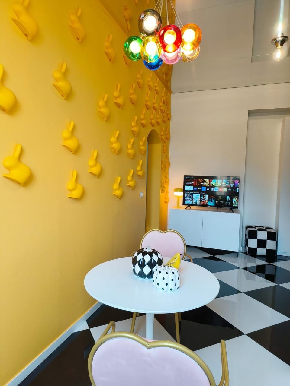 Seating area, Dining area