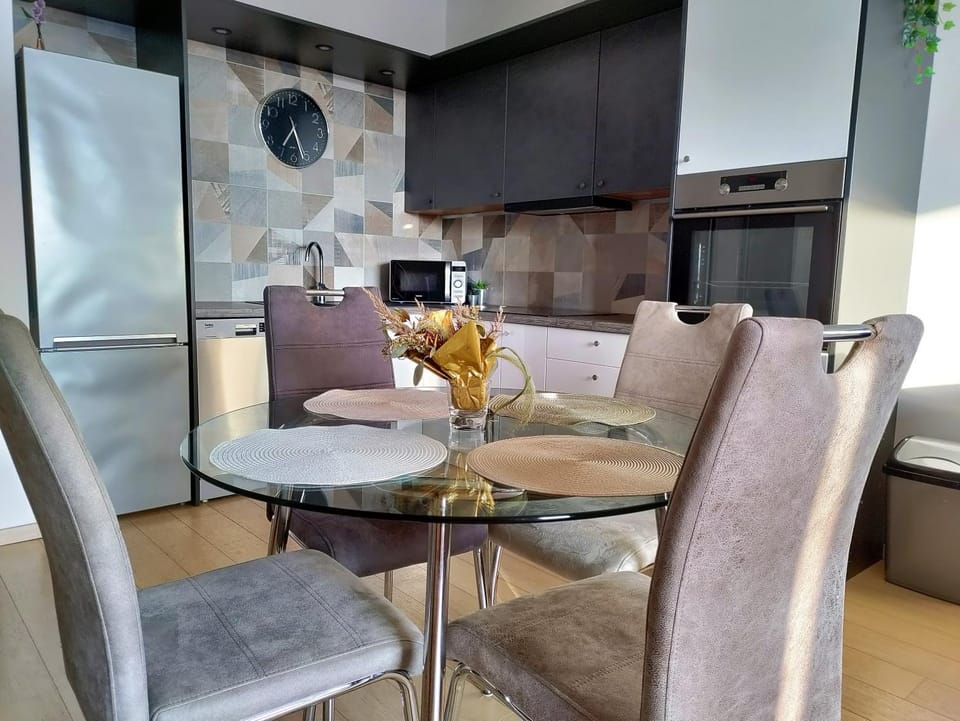 Kitchen or kitchenette, Seating area, Dining area