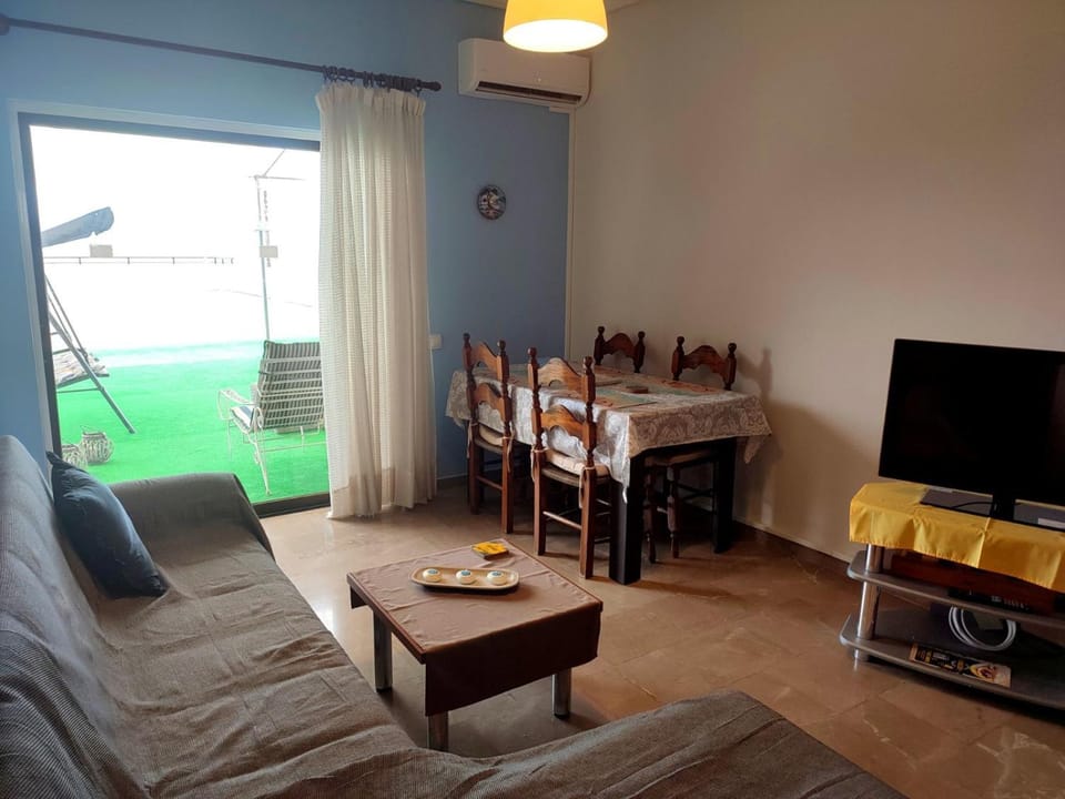TV and multimedia, Seating area, Dining area