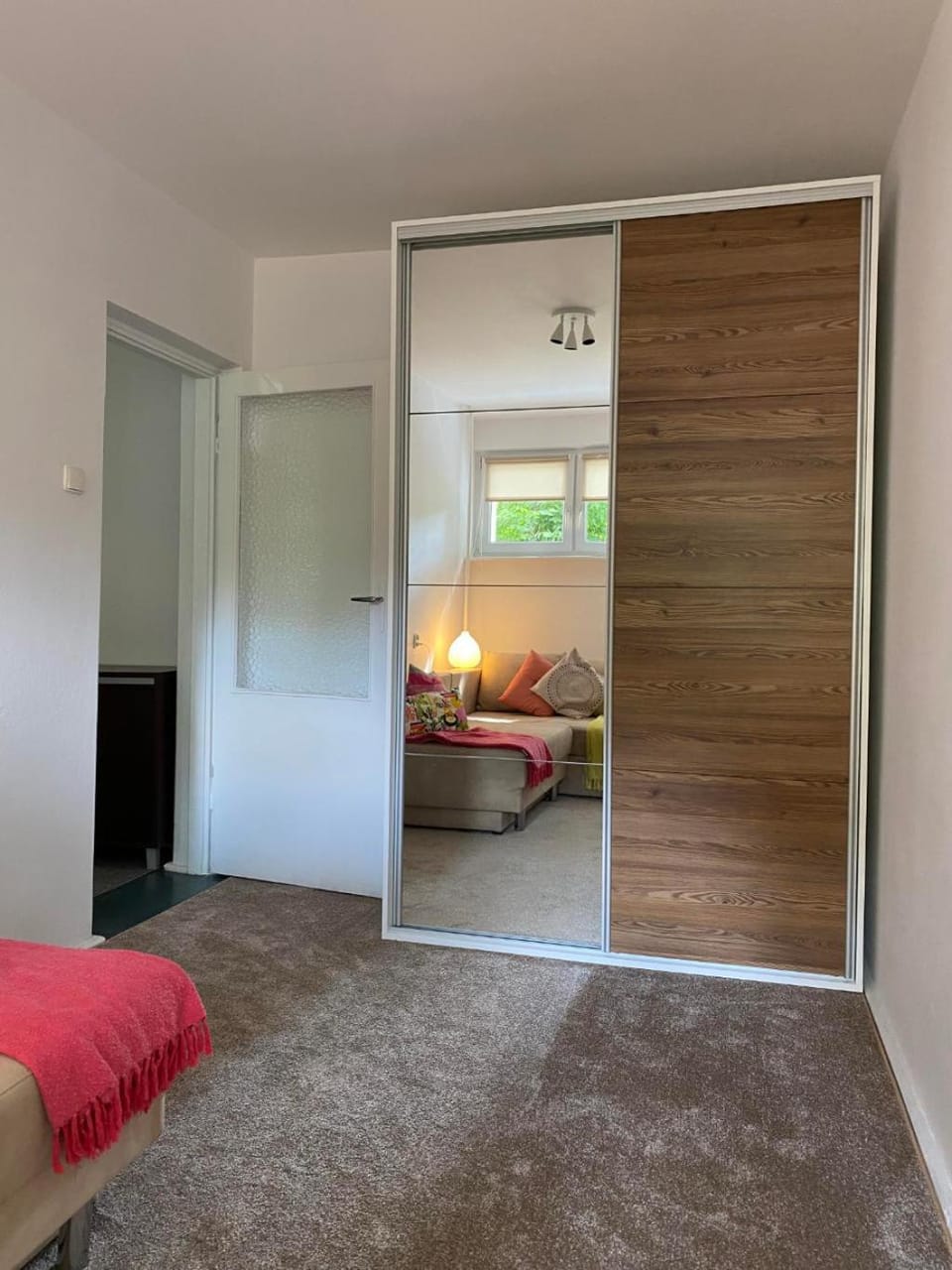 Photo of the whole room, Bedroom, wardrobe