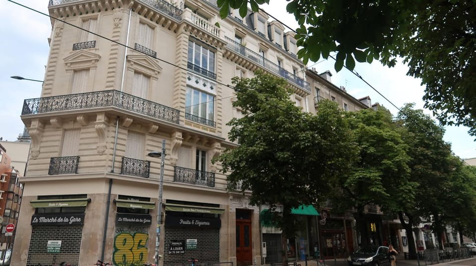 Property building, Neighbourhood, Location