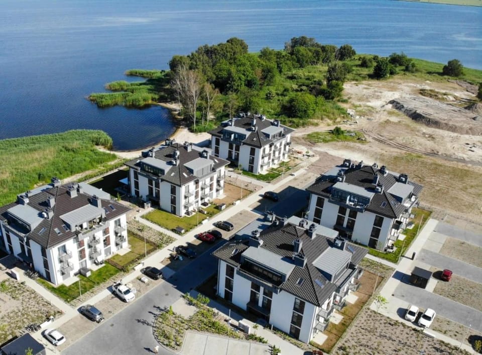 Bird's eye view, River view, Location