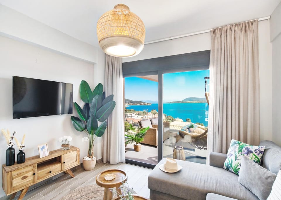 Property building, Natural landscape, TV and multimedia, Living room, Seating area, Evening entertainment, Sea view